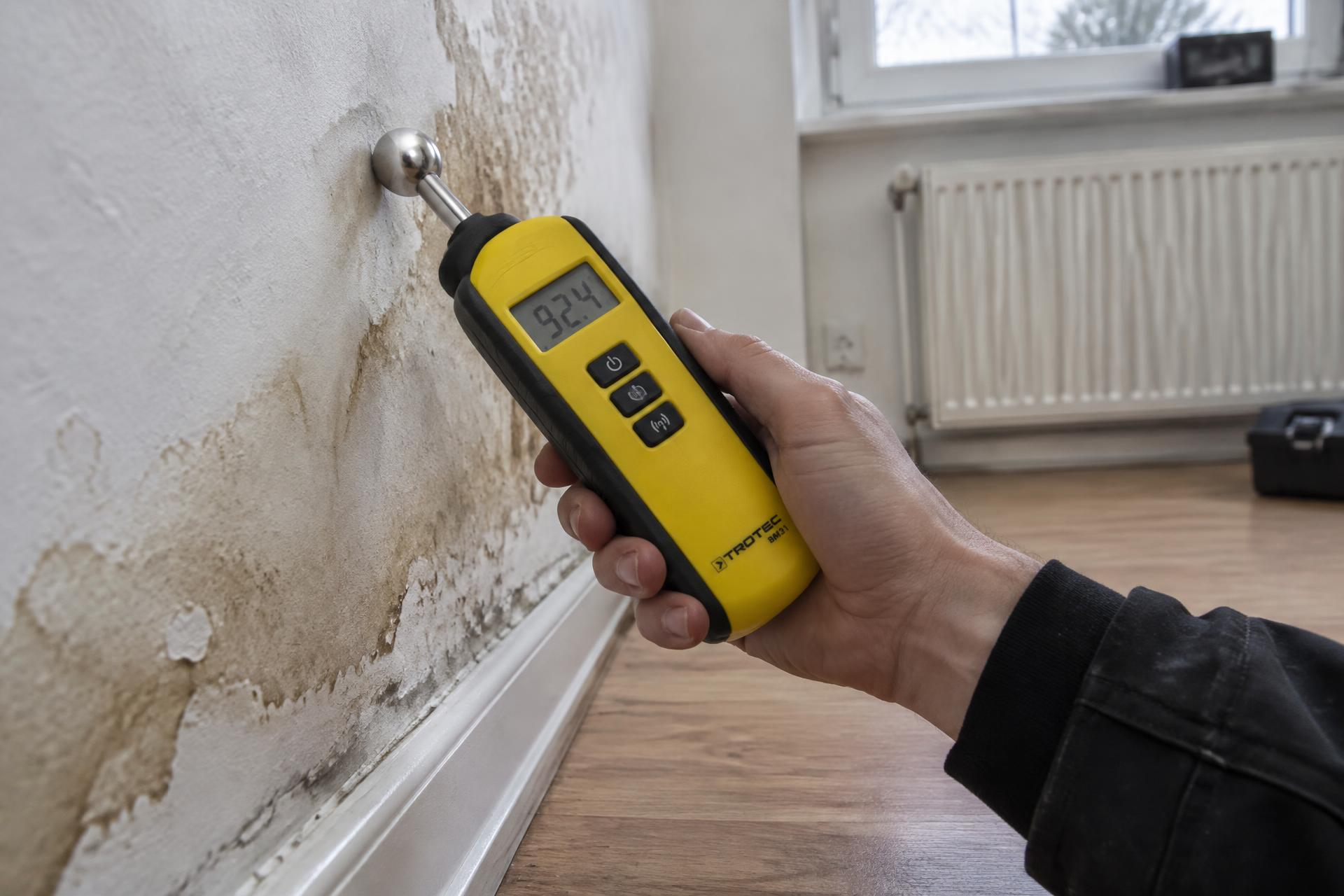 Feuchtemessung an einer Wand mit digitalem Messgerät